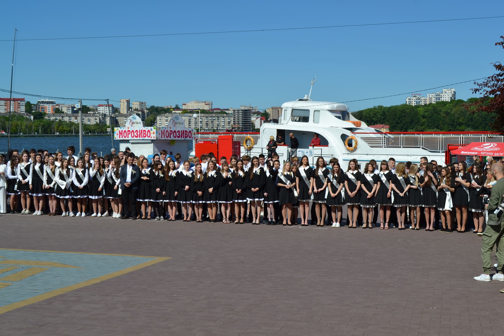 Відпливають білі кораблі