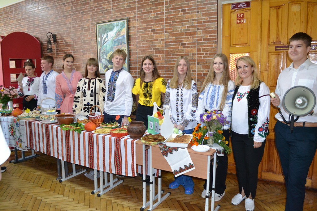 Благодійний ярмарок учнів 10-ЛФ класу