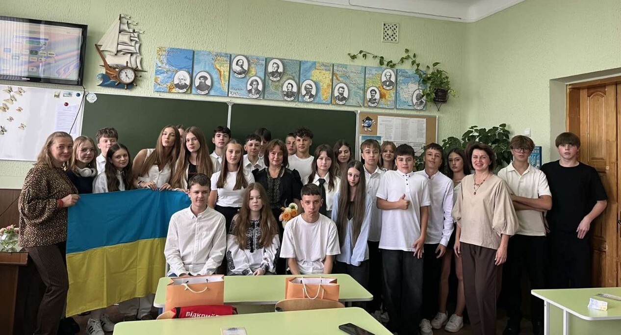 Разом із представниками Тернопільської "Просвіти" ми відкрили двері у новий навчальний рік 2025-2026. Перший урок "Україна – країна Героїв" об’єднав нас у пам’яті про Героїв України, у вдячності тим, хто береже наш мир, та у вірі в те, що знання і добрі справи — це шлях до нашої Перемоги й майбутнього. Щиро дякуємо голові осередку "Просвіти" п.Наталії Турчин, п.Олені Мудрі (керівнику БФ,"Промінь Сонця"), дякуємо особливій гості п.Зої Коновал – мамі Героя України Сергія Коновала за сприяння просвітницької діяльності у вихованні молодого покоління! Пам’ятаймо: Герої живуть у наших серцях, доки ми бережемо пам'ять про них!!!